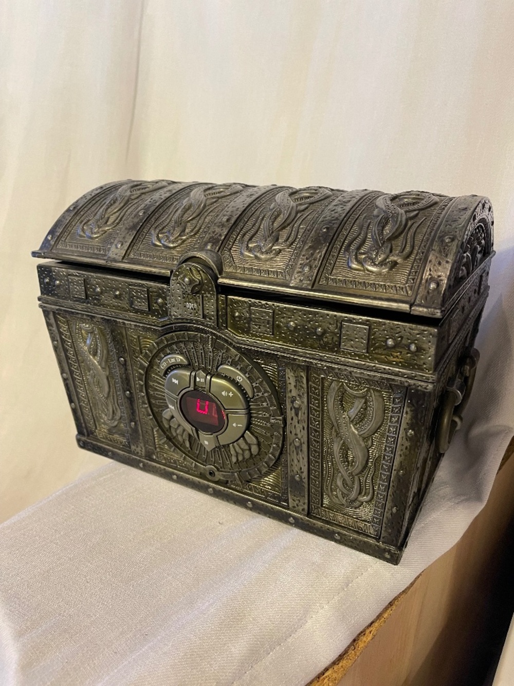 Disney PIRATES OF THE CARIBBEAN Heart of Davy Jones Treasure Chest CD Player